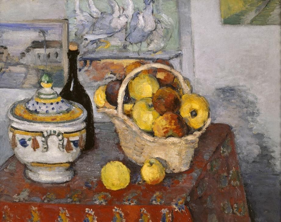 Paul Cézanne, Nature morte à la soupière (Apfel,Botanik,Essgeschirr,Kunst,Obst,Impressionismus,Tisch,Stillleben,Tischtuch,Flasche,Französische Kunst,Korb,Suppenschüssel,Henkelkorb,Gemustert,Obstkorb,Weinflasche,Küchenstillleben)