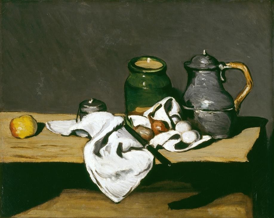 Paul Cézanne, Nature morte à la bouilloire (Besteck,Geräte,Hausarbeit,Kunst,Möbel,Tee,Impressionismus,Tisch,Werkzeug,Stillleben,Messer,Französische Kunst,Zwiebel,Gefäss,Topf,Haushalt,Teekanne,Obstmesser,Geschirrtuch,Küchenstillleben,Vorratsgefäss,Zwiebeltopf,Teekessel)