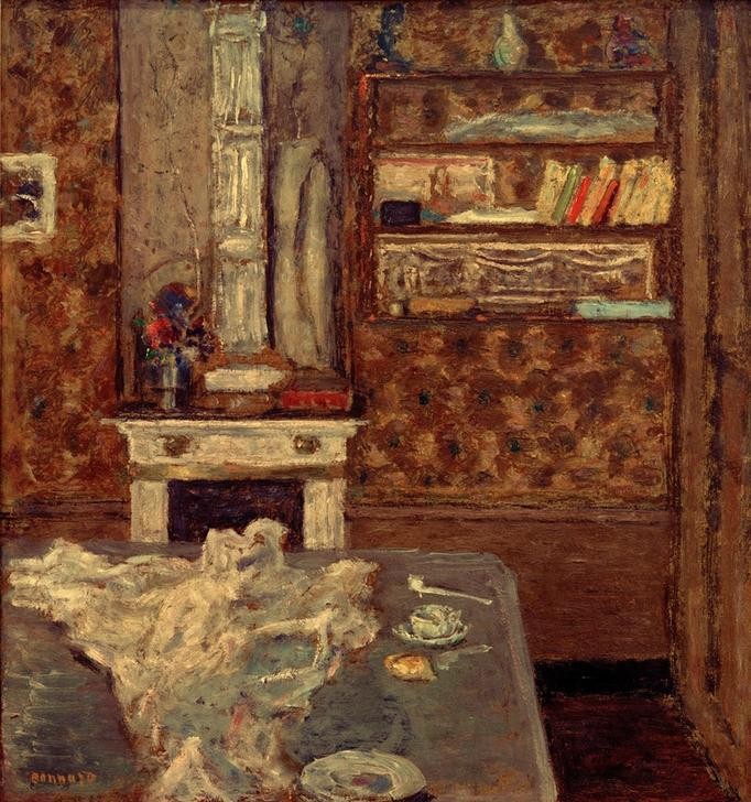 Pierre Bonnard, Intérieur – Esszimmer (Architektur,Wohnung,Impressionismus,Tisch,Speisezimmer,Tischtuch,Interieur,Französische Kunst,Bücherregal,Jahrhundertwende,Kamin)