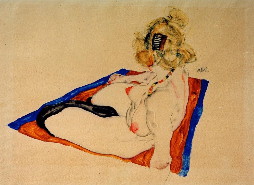 Egon Schiele, Blondes Aktmodel auf braunem, blau gerändertem Tuch sitzend (Frau,Akt,Expressionismus,Österreichische Kunst,Blondine,Sitzen,Tuch,Haarkamm)