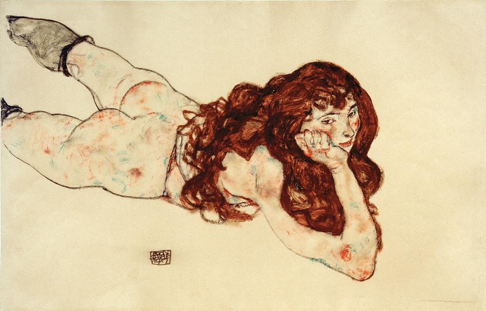 Egon Schiele, Am Bauch liegender weiblicher Akt mit offenem rotem Haar (Frau,Kunst,Akt,Po (Gesäss),Expressionismus,Österreichische Kunst,Erotische Kunst,Halbakt,Rote Haare,Langes Haar,Damenstrumpf,Kopf Stützen,Auf Dem Bauch Liegen)
