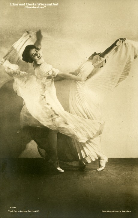 Hugo Erfurth, Elsa und Berta Wiesentha (Frauen, Tänzerinnen, Tanz, Ballett, Choreografie, Walzer, Persönlichkeiten, Fotokunst, Tanzschule, Treppenhaus, Wunschgröße, schwarz/weiß)