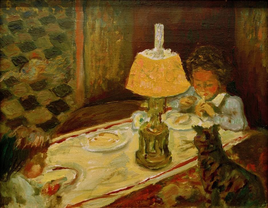 Pierre Bonnard, Le déjeuner des enfants (Katze (Tier),Kind,Licht Und Beleuchtung,Petroleumlampe,Tafelsitten,Tischlampe,Tageszeiten,Morgen,Impressionismus,Frühstück,Lampe,Kind Und Tier,Beobachten,Französische Kunst,Haustier,Knabe,Kinderleben,Tier,Gedeckter Tisch)