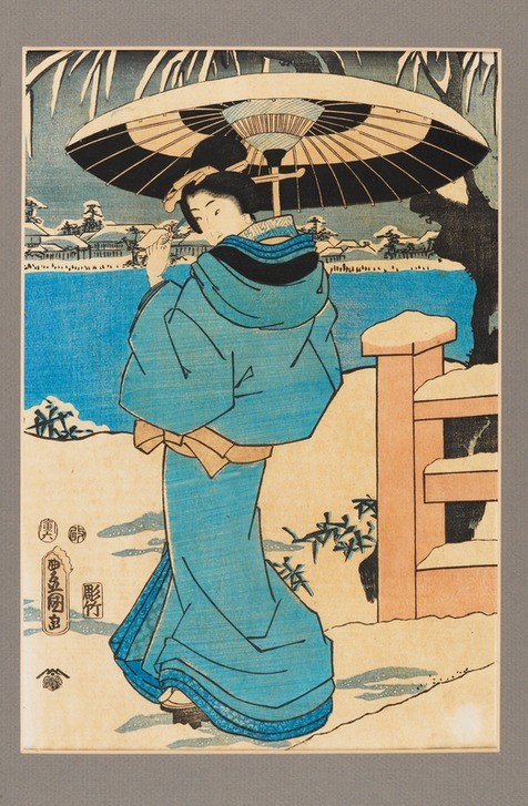 Kitagawa Utamaro, A woman holding a comb (Frau,Geographie,Orientalisch,Fluss,Portrait,Sonnenschirm,Kamm,Tag,Kontinent,Kleid,Creme,Dame,Blau,Kimono,Farbe)