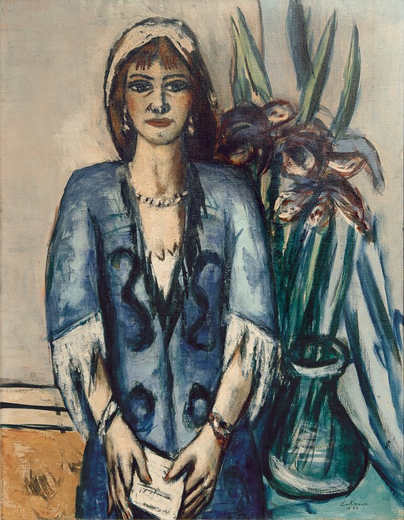 Max Beckmann, Quappi in Blau und Grau (Portrait, Frau, Brief, Blumenvase, Person, Klassische Moderne, Malerei, Expressionismus, Mensch und Gesellschaft, Wunschgröße, Wohnzimmer, bunt)