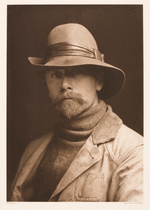 Edward S. Curtis, Selbstporträt (FOTOGRAF, KÜNSTLER, KUNST, MANN, BART, HUT, SELBSTBILDNIS, AMERIKANISCHE KUNST, ATELIERAUFNAHME, US-AMERIKANISCHE KUNST, ROLLKRAGENPULLOVER)