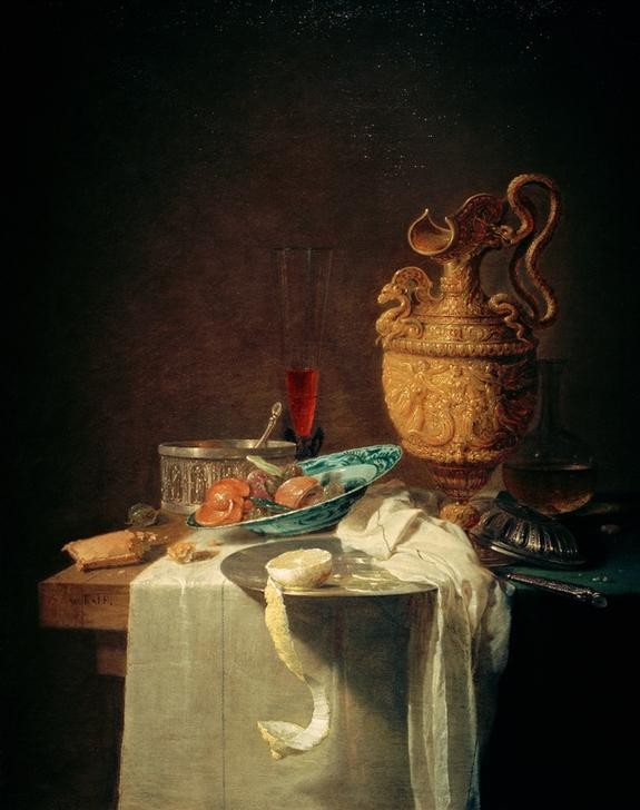 Willem Kalf, Stilleben mit vergoldeter Silberkanne, Porzellanteller mit (Alkohol,Essgeschirr,Essen Und Trinken,Früchte,Glas,Kanne,Kunst,Obst,Wein,Barock,Nahrungsmittel,Stillleben,Messer,Schale (Gefäss),Tischtuch,Chinoiserie,Teller,Flasche,Niederländische Kunst,Gefäss,Zitrone,Licht Und Schatten,Zinnteller,Trinkglas,Zitrusfrucht)