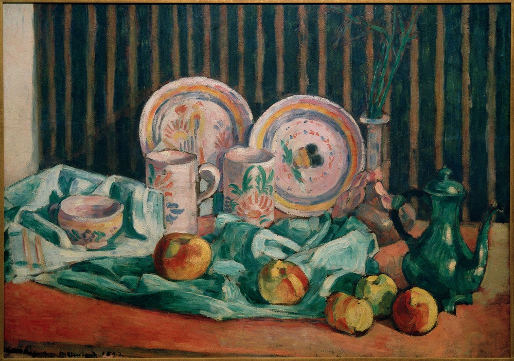 Emile Bernard, Stillleben mit Äpfeln und bretonischer Keramik (Apfel,Essgeschirr,Essen Und Trinken,Früchte,Kanne,Kunst,Obst,Textil,Nahrungsmittel,Stillleben,Tischtuch,Vase,Teller,Französische Kunst,Gefäss,Trinkgeschirr,Küchenstillleben,Schule Von Pont-Aven,Decke (Textil),Becher,Tasse,Giessgefäss,Geschirr (Haushalt))