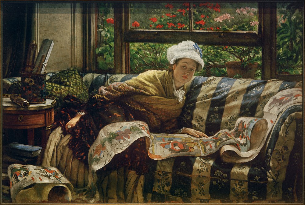 James Tissot (Jacques-Joseph), Die japanische Bildrolle (Damenhut,Damenmode,Fenster,Frau,Kopfbedeckung,Kunst,Mensch,Mode,Möbel,Freizeit,Textil,Wohnung,Hut,Tisch,Bild Im Bild,Portrait,Interieur,Sofa,Französische Kunst,Japanmode,Kleidung (Allgemein),Innenansicht,Frauenleben,Blume,Sitzen,Junge Frau,Blick Aus Dem B)