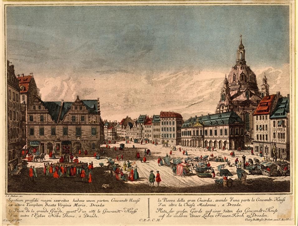Bernardo Bellotto, Platz der grossen Garde auf einer Seiten das Gewandt-Hauss auf der anderen Unser Lieben Frauen Kirch zu Dresden (Städte, Dresden, Architektur, Gebäude, Marktplatz, Frauenkirche, Handel, Menschen, Alltagsszene, historisch, Rokoko, Malerei, Wohnzimmer, Wunschgröße, Klassiker, bunt)