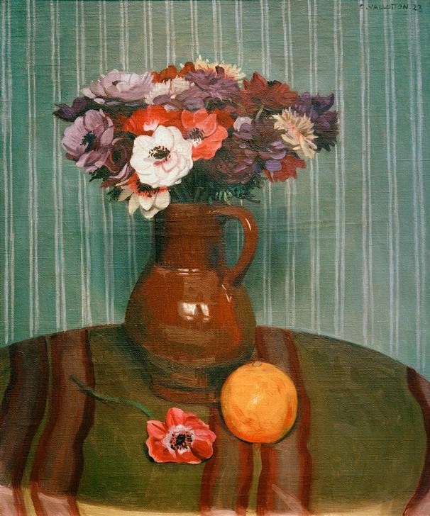 Felix Vallotton, Anémones et orange (Anemone,Botanik,Früchte,Kunst,Obst,Neue Sachlichkeit,Tisch,Stillleben,Blumenstrauss,Vase,Französische Kunst,Schweizerische Kunst,Nabis,Blume,Zitrusfrucht,Apfelsine)