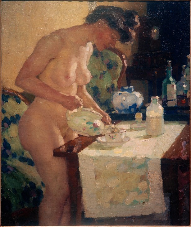 Leo Putz, Modell am Teetisch  (Zimmer, Stube, Aktmalerei, nackte Frau, Tisch, Teekanne, Servieren, Genremalerei, Wunschgröße, Impressionismus, Klassische Moderne, Wohnzimmer,)