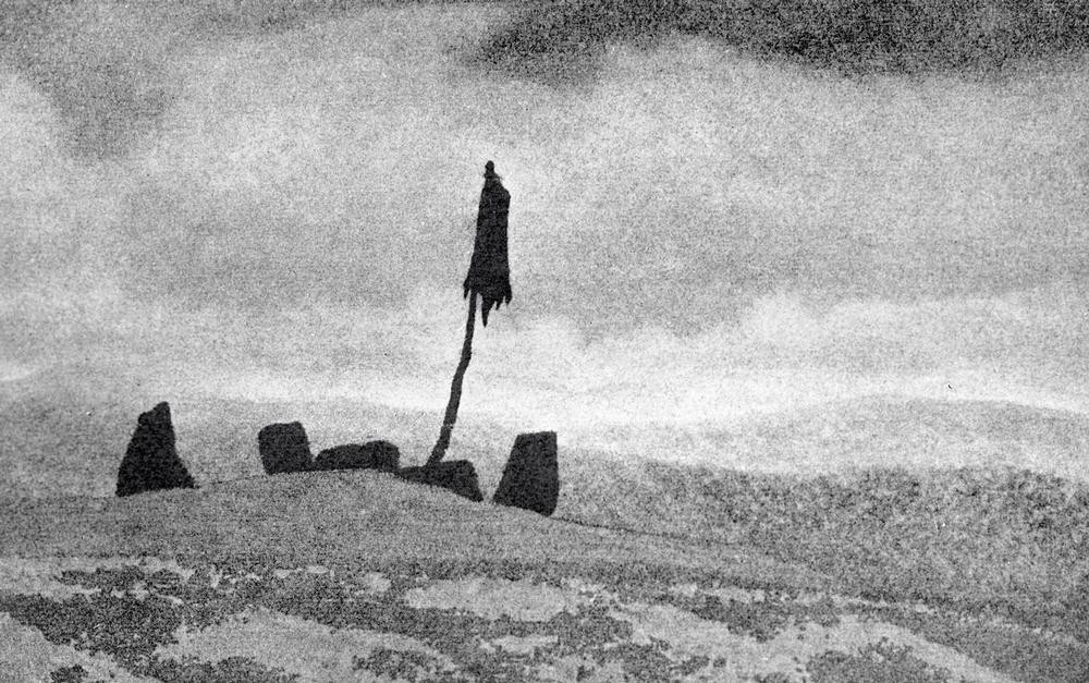 Nikolai Roerich, Stones on the Hill. Mongolia, 1935 (Hügel, Landschaft, diffus, Steine, Mongolei, mystisch, diffus, klassische Moderne, Wunschgröße,  Wohnzimmer, Malerei, schwarz/weiß)