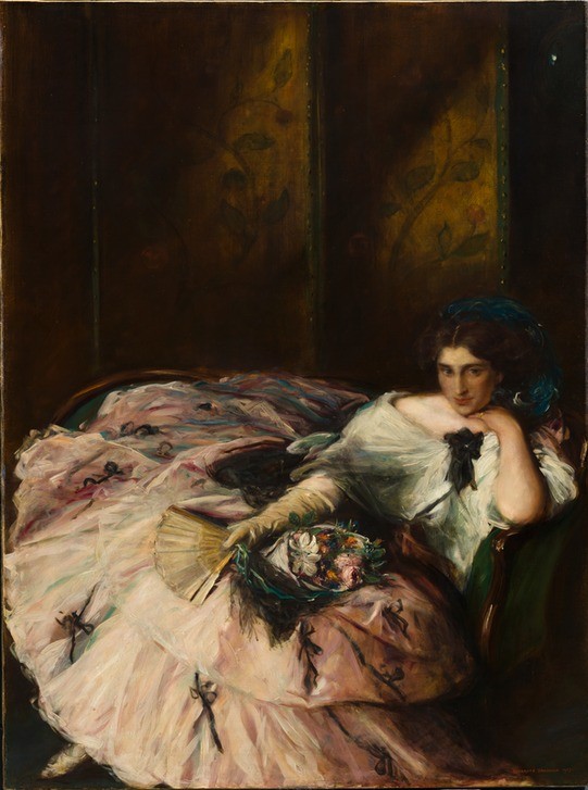 Charles Hasslewood Shannon , Souvenir of an ""International Ball"" (Portrait of Miss Kathleen Bruce), 1907 (Persönlichkeiten, Portrait, ganzfigurig, Historikerin, Ballkleid, üppig, Blumenstrauß, Klassische Moderne, Wunschgröße, Wohnzimmer, Malerei)