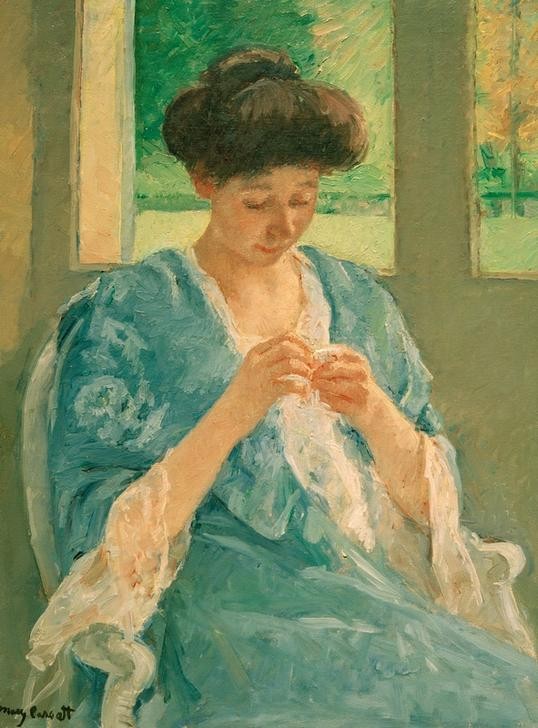 Mary Cassatt, Augusta Sewing before a Window (Damenmode,Fenster,Frau,Handarbeit,Kunst,Mensch,Mode,Impressionismus,Frauenkunst,Portrait,Nähen,Amerikanische Kunst,Kleid,Harmonie,Us-Amerikanische Kunst,Kleidung (Allgemein),Haarknoten,Frauenleben,Blau,Jahrhundertwende,Hochfrisur,Braune Haare,Halbfigur,Fr)