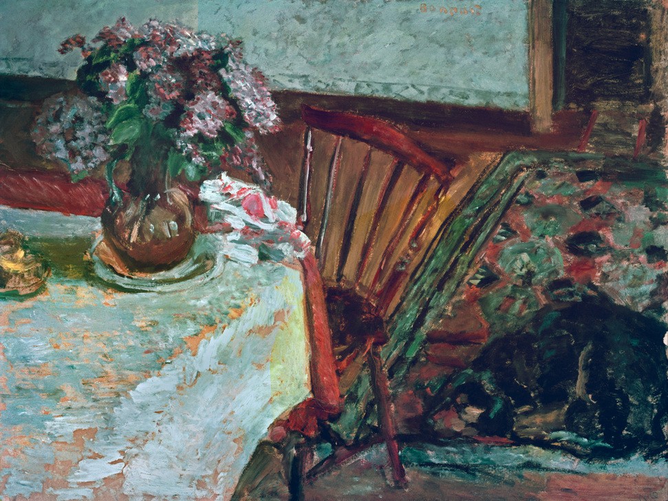 Pierre Bonnard, Le chien Black et le bouquet de lilas (Kunst,Impressionismus,Hund,Stillleben,Flieder,Blumenstrauss,Interieur,Vase,Französische Kunst,Haustier,Tier,Nabis,Blume,Jahrhundertwende)