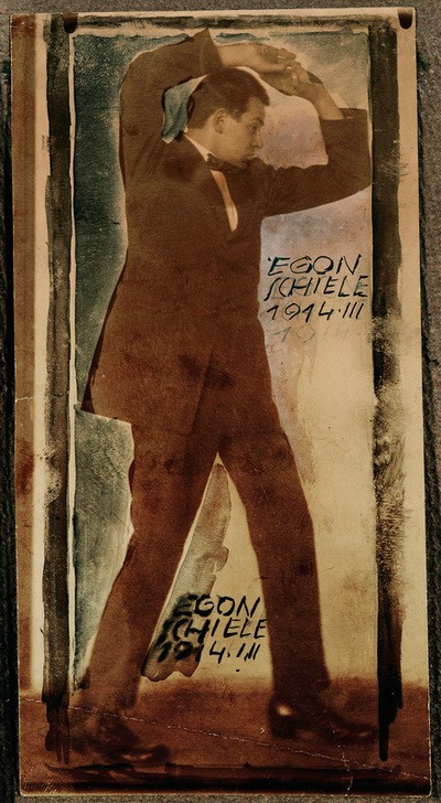 Egon Schiele, Egon Schiele mit erhobenen Armen (Jugendstil,Portrait)