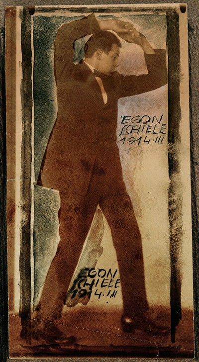 Egon Schiele, Egon Schiele mit erhobenen Armen (Jugendstil,Portrait)