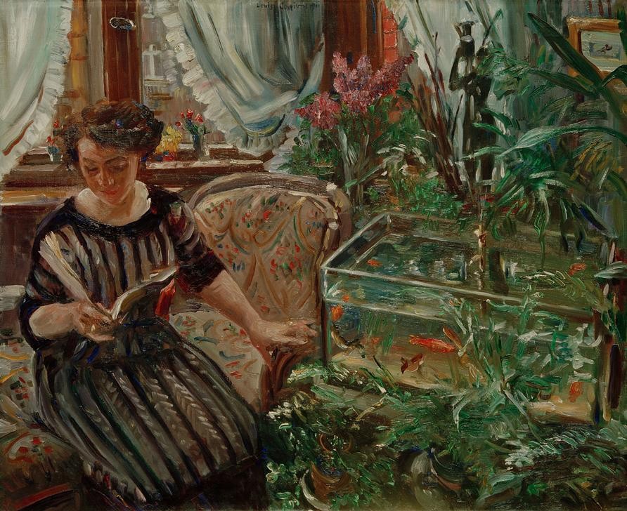 Lovis Corinth, Dame am Goldfischbassin (Die Gattin des Künstlers) (Buch,Fenster,Künstlerin,Malerin,Wohnung,Ehefrau Von Berühmten,Lesen (Allgemein),Künstlerfrau,Interieur,Topfpflanze,Aquarium,Chaise-Longue,Goldfisch,Zimmerpflanze,Frauenleben,Leserin,Person,Pflanze,Gardine)