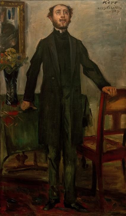 Lovis Corinth, Bildnis Alfred Kerr (Deutsche Kunst,Literatur,Mann,Schriftsteller,Theaterkritiker,Impressionismus,Tisch,Bild Im Bild,Portrait,Blumenstrauss,Vase,Stuhl,Ganzfigurig,Person)