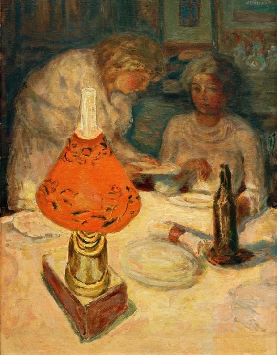 Pierre Bonnard, L’abat-jour orangé (Essgeschirr,Essen Und Trinken,Frau,Bedienung,Licht Und Beleuchtung,Petroleumlampe,Tafelsitten,Impressionismus,Genussmittel,Nahrungsmittel,Lampe,Teller,Flasche,Französische Kunst,Souper,Beleuchtung,Frauenleben,Gedeckter Tisch,Serviette,Licht Und Schatten)