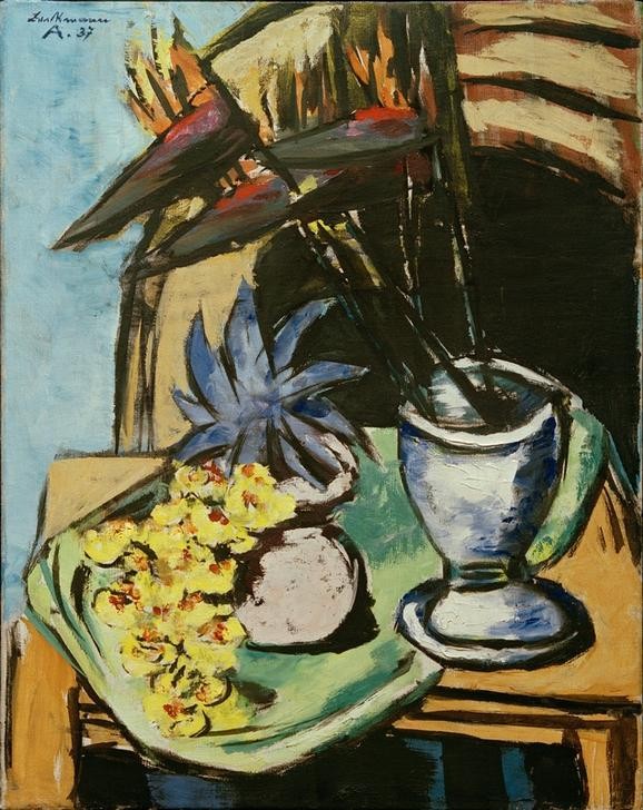 Max Beckmann, Stillleben mit Strelitzien und gelben Orchideen (Stillleben, Tisch, Blumenvase, Blüten, Expressionismus, Klassische Moderne, Malerei, Wohnzimmer, Treppenhaus, Wunschgröße, bunt)