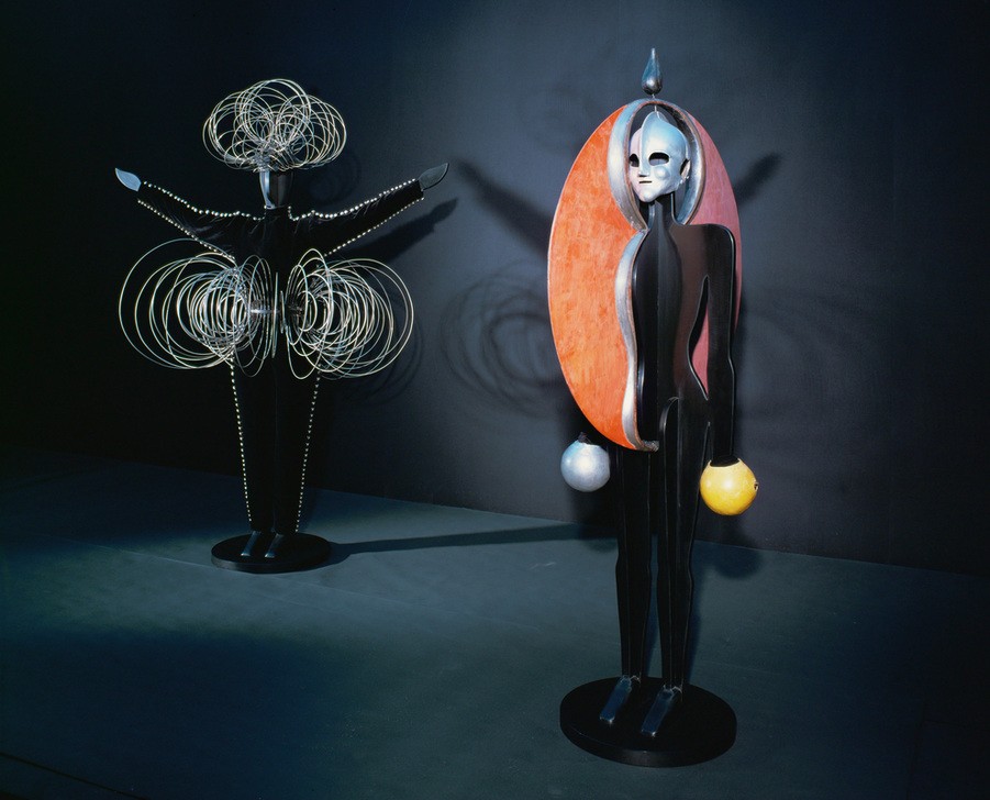 Oskar Schlemmer, Zwei Figurinen des Triadischen Balletts (Ballett,Bauhaus,Deutsche Kunst,Figurine,Tänzer,Tänzerin,Tanz,Theater,Kleinplastik,Statuette)