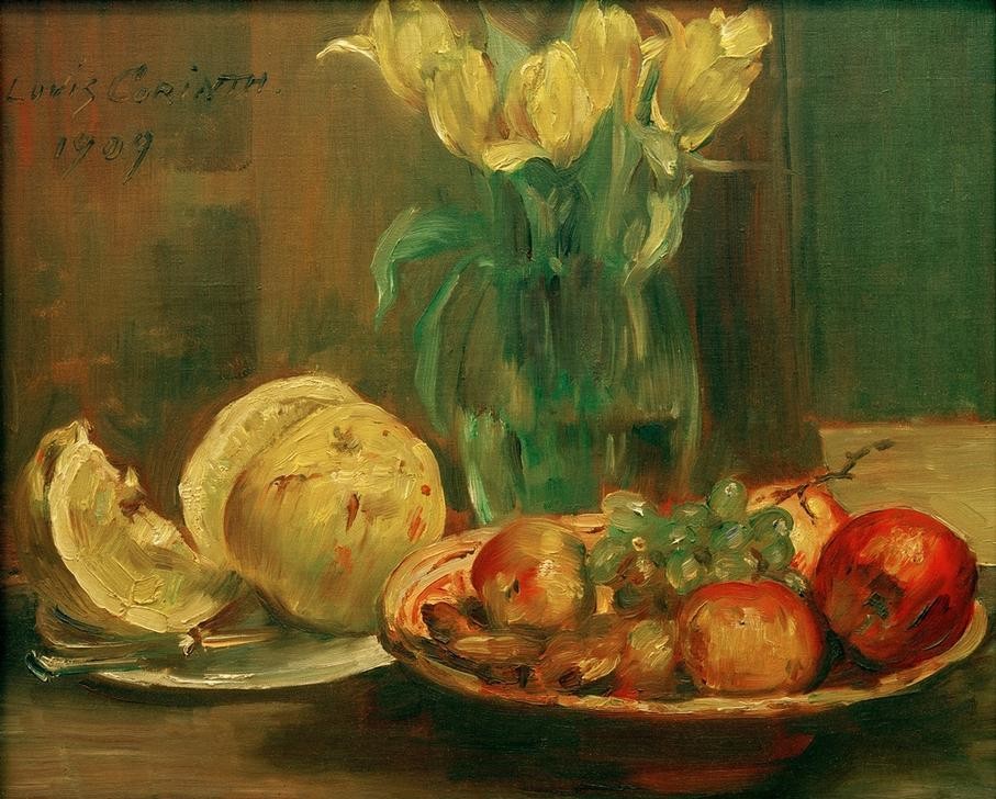 Lovis Corinth, Stillleben mit gelben Tulpen, Äpfeln und Grapefruit (Apfel,Botanik,Deutsche Kunst,Früchte,Kunst,Obst,Tulpe,Impressionismus,Stillleben,Messer,Blumenstrauss,Vase,Blume,Obstteller,Pampelmuse)