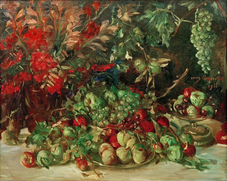 Lovis Corinth, Grünes Stillleben mit Früchten und Gladiolen (Apfel,Botanik,Deutsche Kunst,Früchte,Kunst,Obst,Weinstock,Impressionismus,Stillleben,Blumenstrauss,Vase,Pfirsich,Obstschale,Weintraube,Blume,Grün,Obstteller,Gladiole)