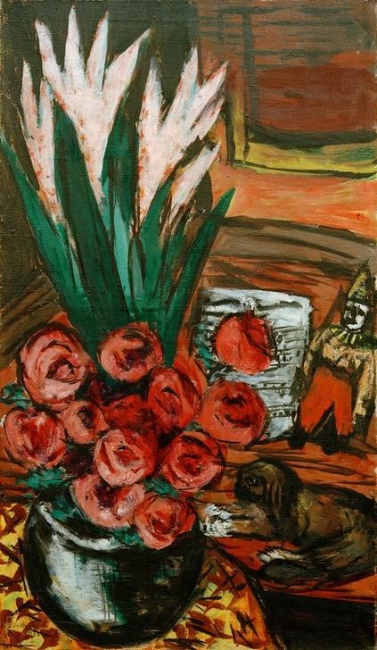 Max Beckmann, Stillleben mit roten Rosen und Butchy (Stillleben, Blumenvase, Blumen, Blüten, Rosen, Notenblatt, Hund, Spielfigur, Clown, Expressionismus, Klassische Moderne, Malerei, Wohnzimmer, Treppenhaus, Wunschgröße, bunt)