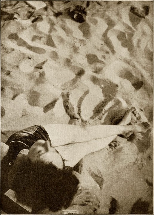 Laszlo Moholy-Nagy, Juni-Sonne / Dieses Bild können Sie von allen Seiten betrachten (Bauhaus,Frau,Publizistik,Freizeit,Seebad,Strand,Zeitschrift,Reise,Sonnenbad)