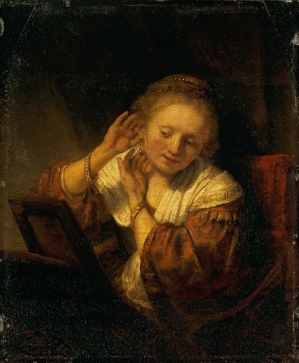 Rembrandt Harmenszoon van Rijn, Junge Frau, sich mit Ohrringen schmückend (Körperpflege,Frau,Morgentoilette,Schmuck,Ohrring,Barock,Ankleiden,Portrait,Niederländische Kunst,Holländische Kunst,Frauenleben,Junge Frau,Halbfigur)