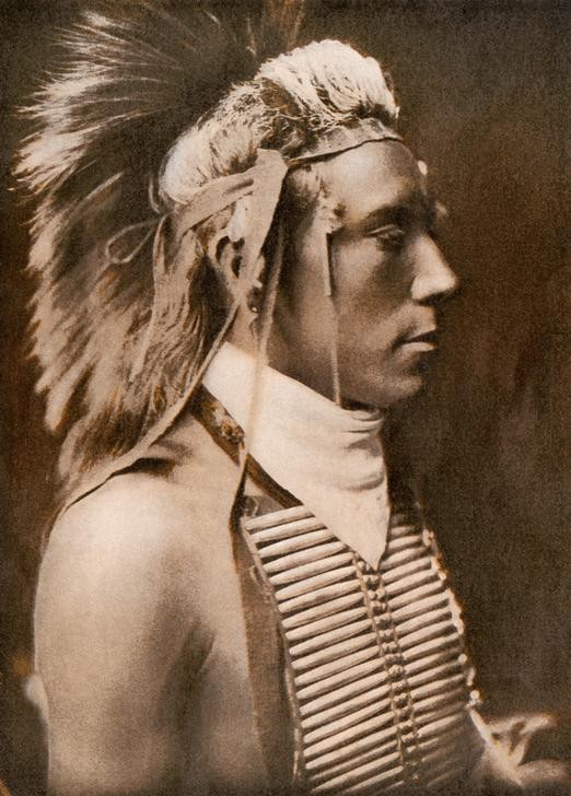 Edward S. Curtis, Unbekannt (HISTORISCH, GESCHICHTE, GRENZE, WESTERN, KOPFSCHMUCK, KNABE, ERBE, PRÄRIE, WESTEN, NORTHWIND, QUILLARBEIT, JUNGER MANN)