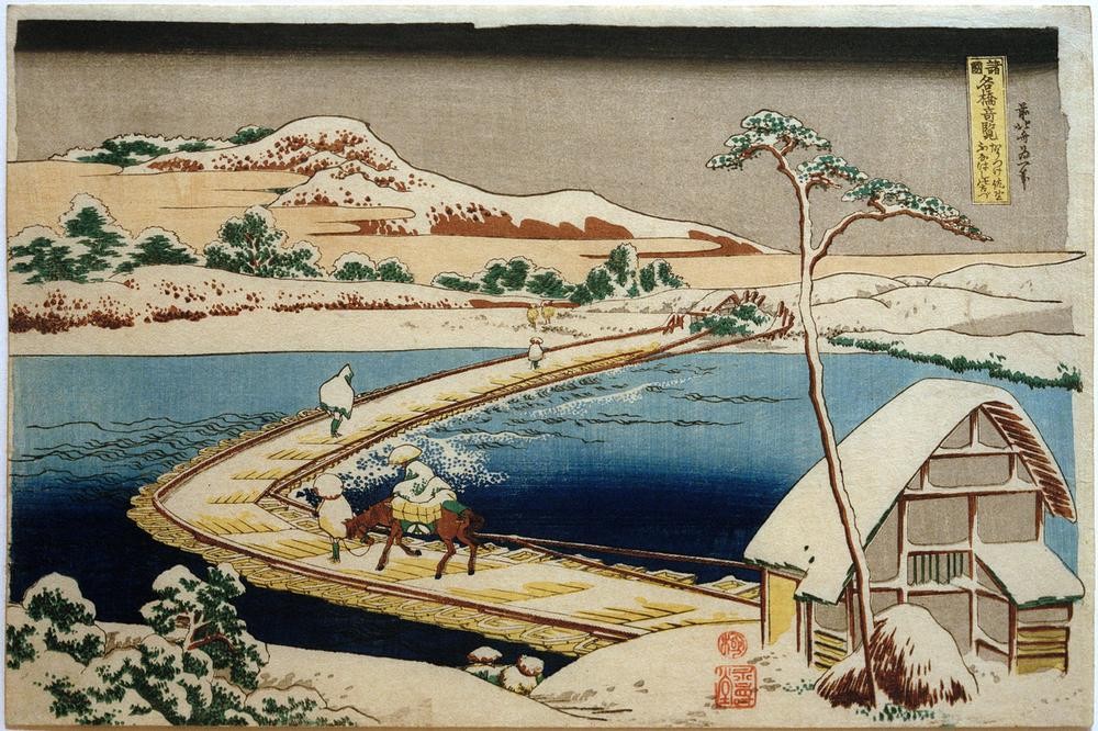 Katsushika Hokusai, Blick auf die frühere Bootsbrücke bei Sano in der Provinz Kôzuke (Brücke,Kunst,Landschaft,Mann,Pferd (Tier),Völkerkunde,Winter,Japanische Kunst,Reiter,Schnee,Fluss,Pferdeführer,Reiten,Land Und Leute,Pontonbrücke,Signatur)