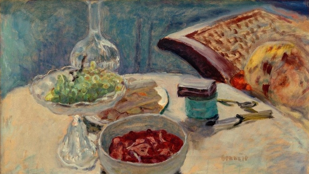 Pierre Bonnard, Nature morte à la figure (Marthe Bonnard) (Besteck,Kunst,Obst,Impressionismus,Nahrungsmittel,Tisch,Stillleben,Ehefrau Von Berühmten,Schale (Gefäss),Künstlerfrau,Französische Kunst,Weintraube,Nabis,Schüssel,Karaffe,Gedeckter Tisch)