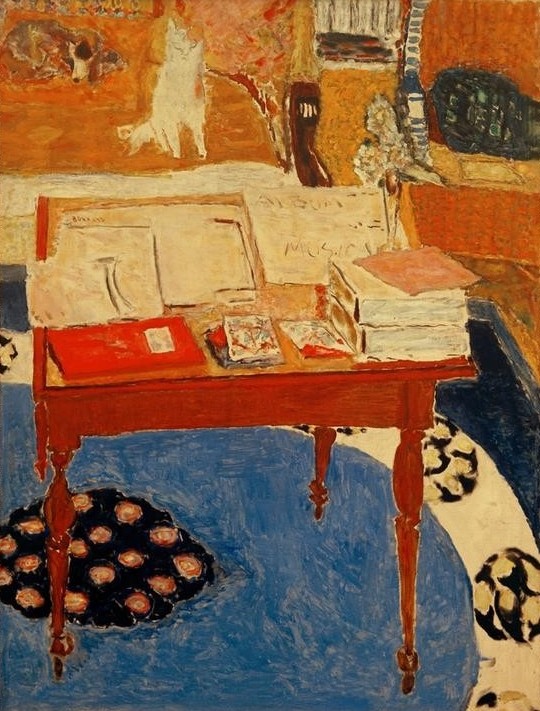 Pierre Bonnard, La Table de travail (Arbeitszimmer,Architektur,Buch,Katze (Tier),Kunst,Schreibtisch,Teppich,Wohnung,Impressionismus,Hund,Tisch,Interieur,Französische Kunst,Haustier,Nabis)