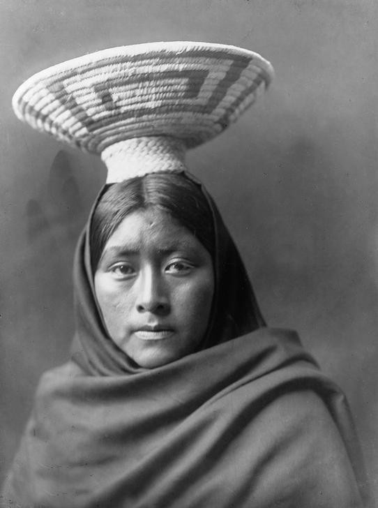 Edward S. Curtis, Unbekannt (Frau, Indianerin, Papago, Korb, Portrait, Menschen, Indianer, Völkerkunde, Fotografie, Wunschgröße, Wohnzimmer, schwarz/weiß)