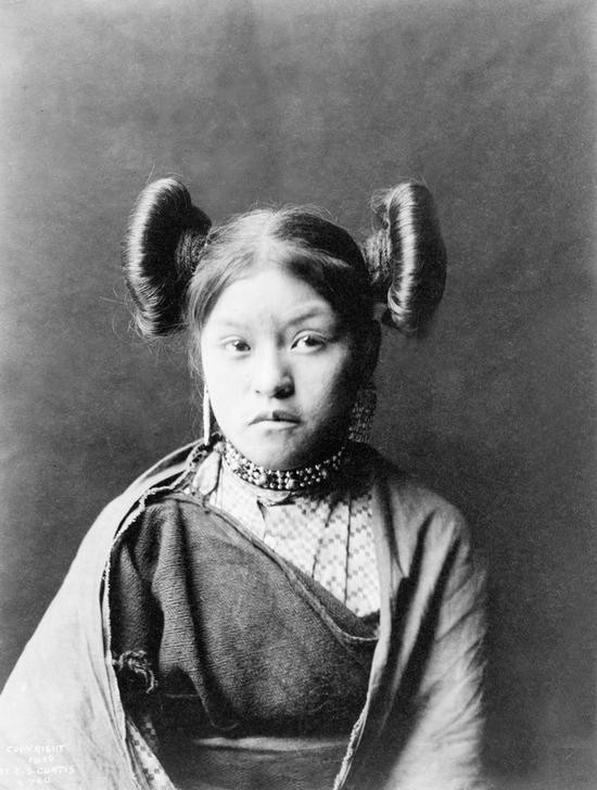 Edward S. Curtis, Unbekannt (Kind, Mädchen, indianisch, Frisur, Hopie, Portrait, Menschen, Indianer, Völkerkunde, Fotografie, Wunschgröße, Wohnzimmer, schwarz/weiß)