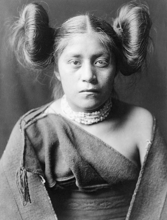 Edward S. Curtis, Unbekannt (Kind, Mädchen, indianisch, Frisur, Hopie, Portrait, Menschen, Indianer, Völkerkunde, Fotografie, Wunschgröße, Wohnzimmer, schwarz/weiß)