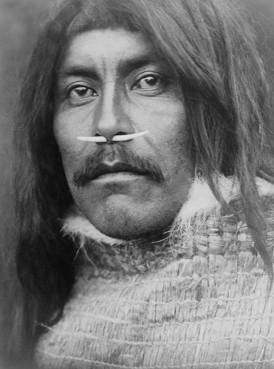 Edward S. Curtis, Unbekannt (MANN, SCHMUCK, VÖLKERKUNDE, INDIANER, PORTRAIT, KWAKIUTL, NASENPFLOCK, KOPRINO)