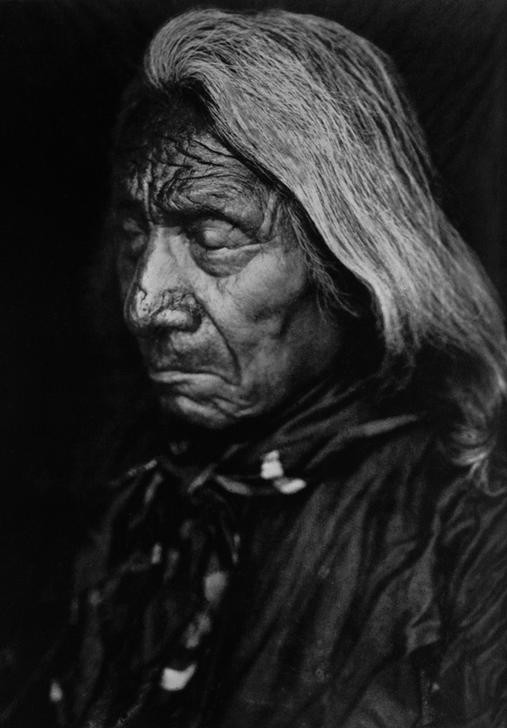 Edward S. Curtis, Unbekannt (Häuptling, Sioux, Lakota, Oglala, Indianer, Indianderschmuck, alter Mann, Portrait, Menschen, Völkerkunde, Fotografie, Wunschgröße, Wohnzimmer, schwarz/weiß)