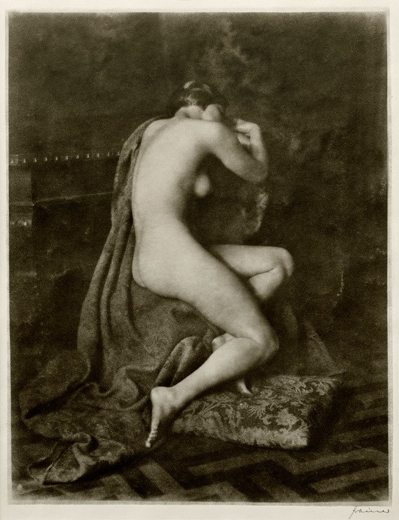 Franz Grainer, Weiblicher Akt, ca. 1925 (Deutsche Kunst,Frau,Kunst,Mensch,Akt,Portrait,Kissen,Studie,Aktstudie,Nacktheit,Künstlerische Fotografie,Sitzen,Fusskissen,Junge Frau,Ganzfigurig,Körperhaltung)