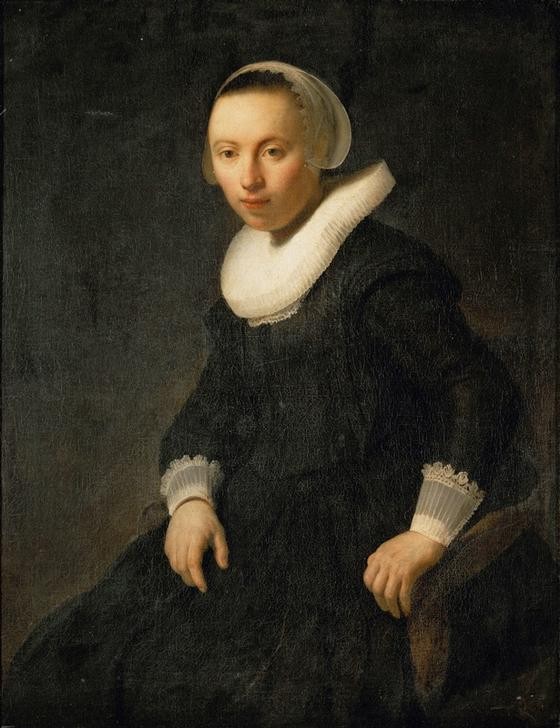 Rembrandt Harmenszoon van Rijn, Junge Frau im Sessel (Damenmode,Frau,Mode,Möbel,Zimmermann,Barock,Portrait,Bürgertum,Haube,Halskrause,Niederländische Kunst,Kleidung (Allgemein),Sessel,Stuhl,Rüschen,Teint,Tischler,Kragen,Junge Frau,Schwarz,Ungeschminkt,Spitzenmanschette,Gewerbe)