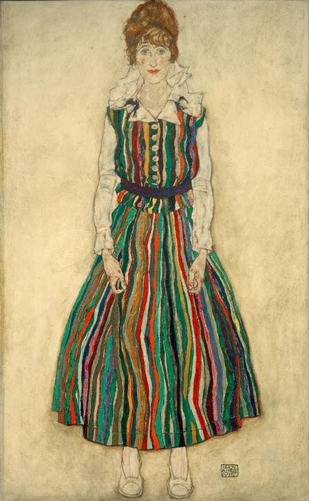 Egon Schiele, Bildnis der Frau des Künstlers, stehend (Edith Schiele in g (Ehefrau,Frau,Maler (Künstler),Zeichner,Portrait,Künstlerfrau,Österreichische Kunst,Kleid,Rüschen,Streifen,Ganzfigurig,Person)