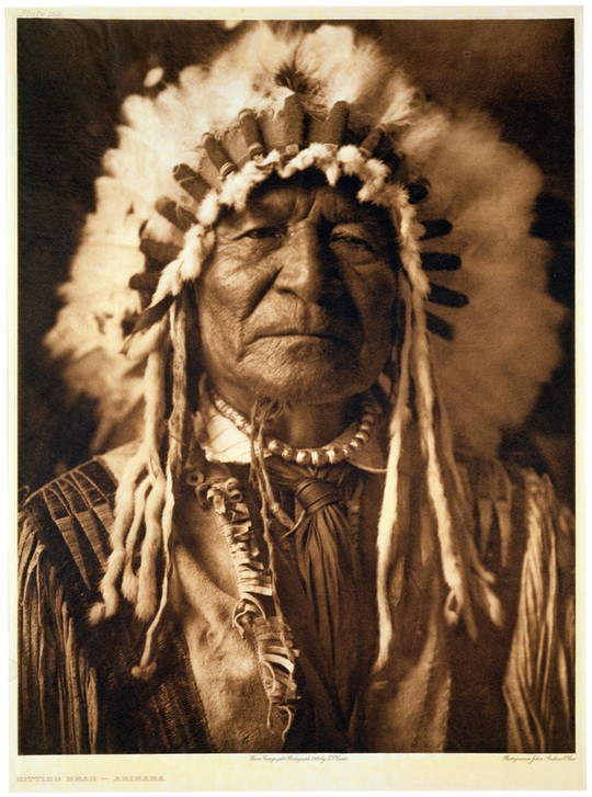 Edward S. Curtis, Unbekannt (FOTOGRAF, KOPFBEDECKUNG, MANN, ALTER, PORTRAIT, LEITER, FEDER, GESICHT, KÖRPER, MONOCHROMIE, ARIKARA)