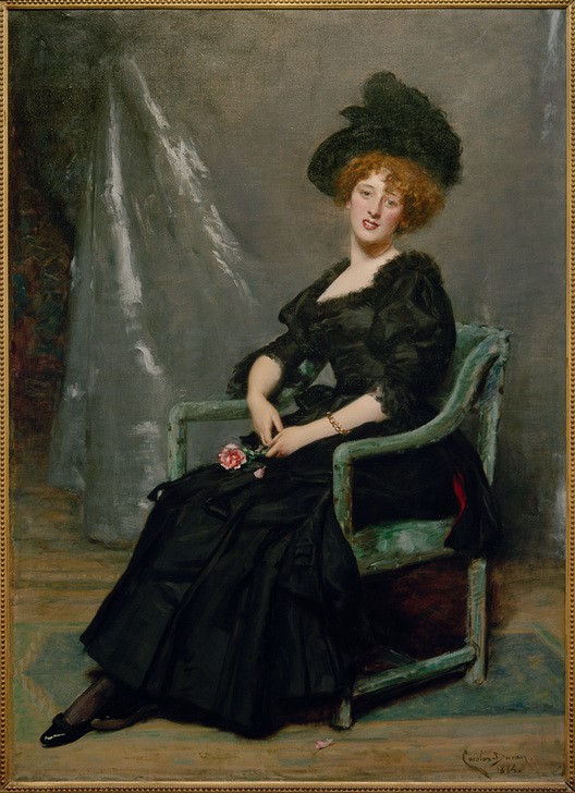 Carolus-Duran, Lucy Lee-Robbins (Damenhut,Damenmode,Frau,Kopfbedeckung,Künstlerin,Kunst,Malerin,Mensch,Mode,Rose,Schmuck,Sitzmöbel,Hut,Portrait,Feder,Französische Kunst,Lächeln,Kleid,Kleidung (Allgemein),Sessel,Armband,Blume,Mimik,Sitzen,Junge Frau,Locke,Schwarz,Blick Aus Dem Bild,Ganzfi)