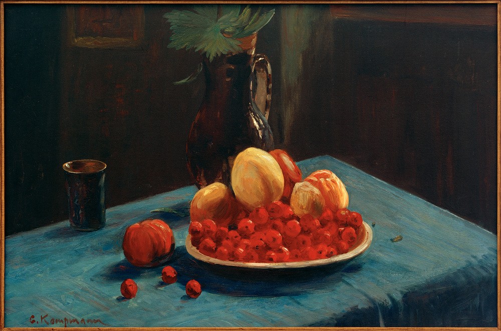 Gustav Kampmann, Fruchtstillleben auf blauer Tischdecke (Apfel,Deutsche Kunst,Essen Und Trinken,Früchte,Kanne,Kirsche,Kunst,Obst,Nahrungsmittel,Tisch,Stillleben,Tischtuch,Blumenstrauss,Vase,Teller,Pfirsich,Gefäss,Blume,Obstteller,Küchenstillleben,Grötzinger Malerkolonie,Krug,Becher,Geschirr (Haushalt))