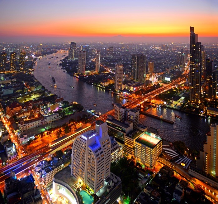 Hady Khandani, BANGKOK SUNSET WITH VIEW OVER CHAO PHRAYA RIVER (Bangkok, Metropole, Skyline, Wolkenkratzer, Hochhäuser, Abendszene, Sonnenuntergang, Fluss, Chao Pgraya, Stadt, Hauptstadt, Horizont, Fotografie, Wohnzimmer, Treppenhaus, Wunschgröße, bunt)