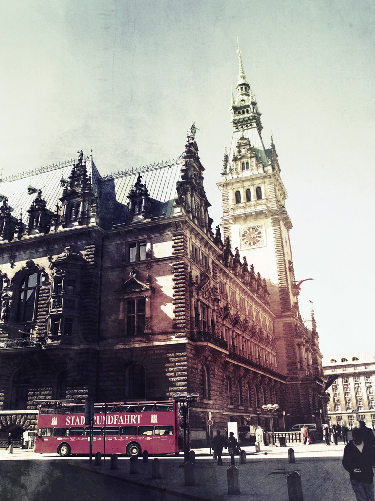 Christian Bienefeld, Hamburger Rathaus (Hamburg, Architektur, Gebäude, Rathaus, Wohnzimmer, Doppelstockbus, Treppenhaus, Fotokunst, bunt)