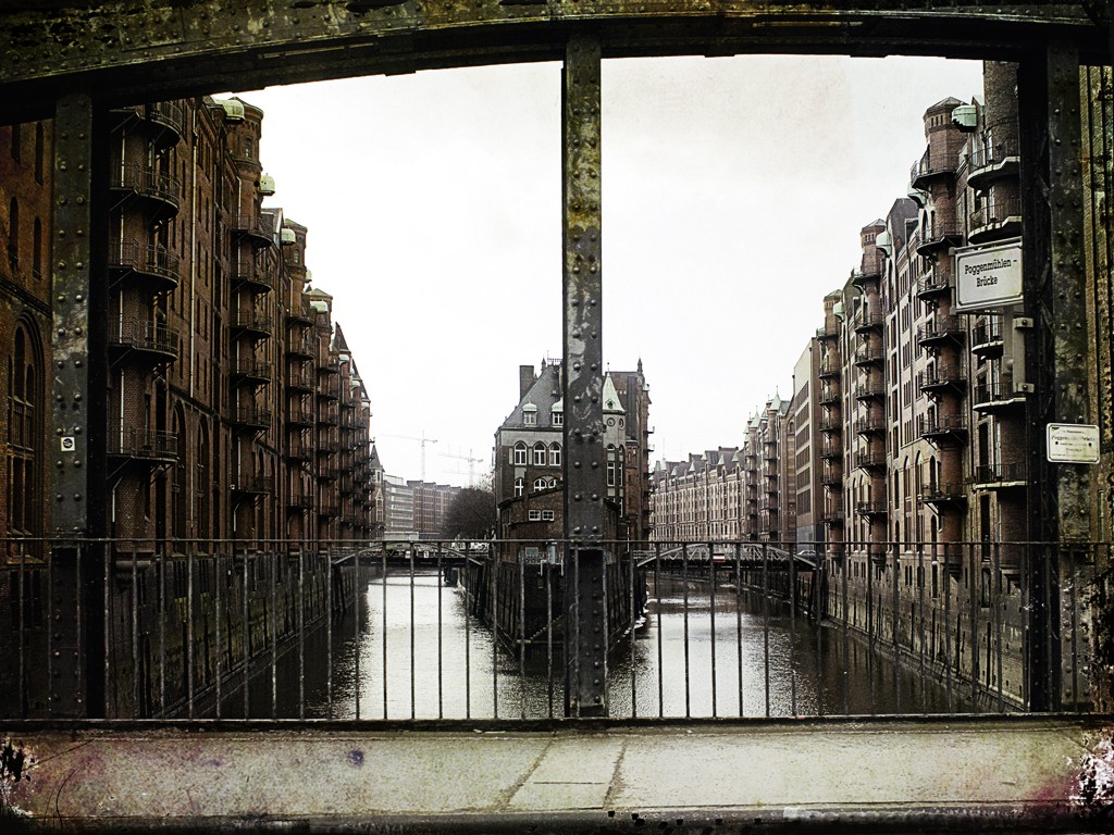 Christian Bienefeld, Speicherstadt (Hamburg, Städte, Architektur, Denkmalschutz, Sehenswürdigkeit, Wohnzimmer, Treppenhaus, Fotokunst, bunt)